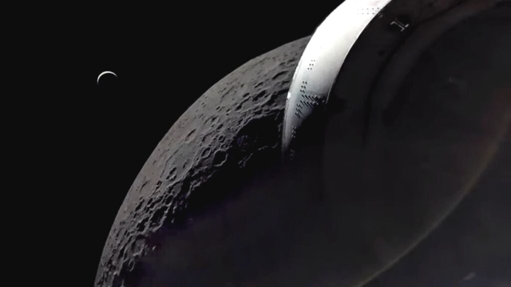 Terre, Lune et capsule en croissant. // Source : Via Twitter @AndySaunders_1