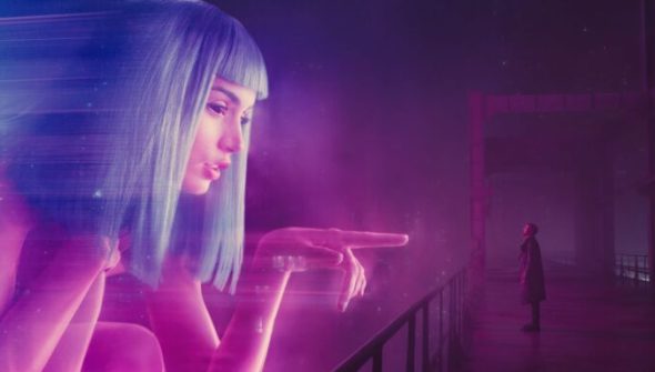 Dans Blade Runner 2049, le héros éprouve des sentiments pour une intelligence artificielle. // Source : Columbia Pictures