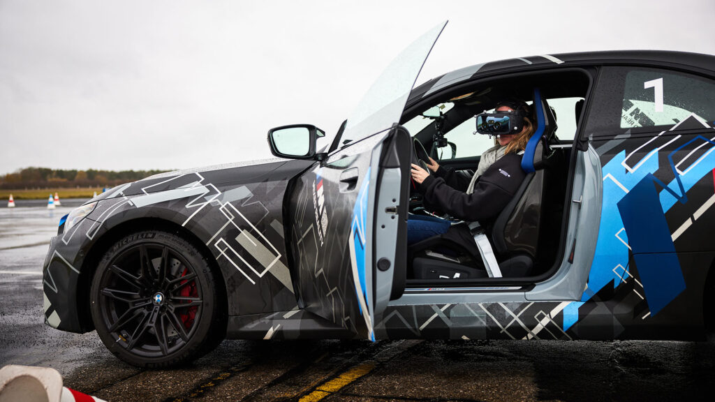 Oui, je suis au volant d'une voiture. // Source : BMW