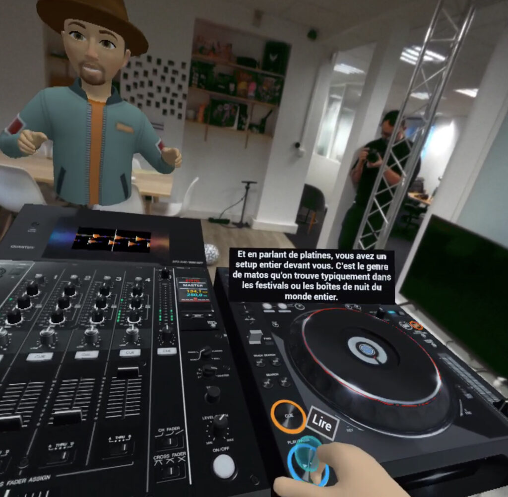 Apprendre à mixer en réalité mixte, c'est possible. // Source : Numerama (app : Tribe XR)