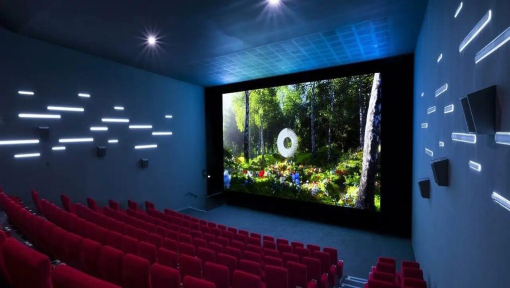 La salle Onyx LED du Pathé Beaugrenelle, avec un écran géant et aucun vidéoprojecteur (l'écran illumine la salle). // Source : Pathé