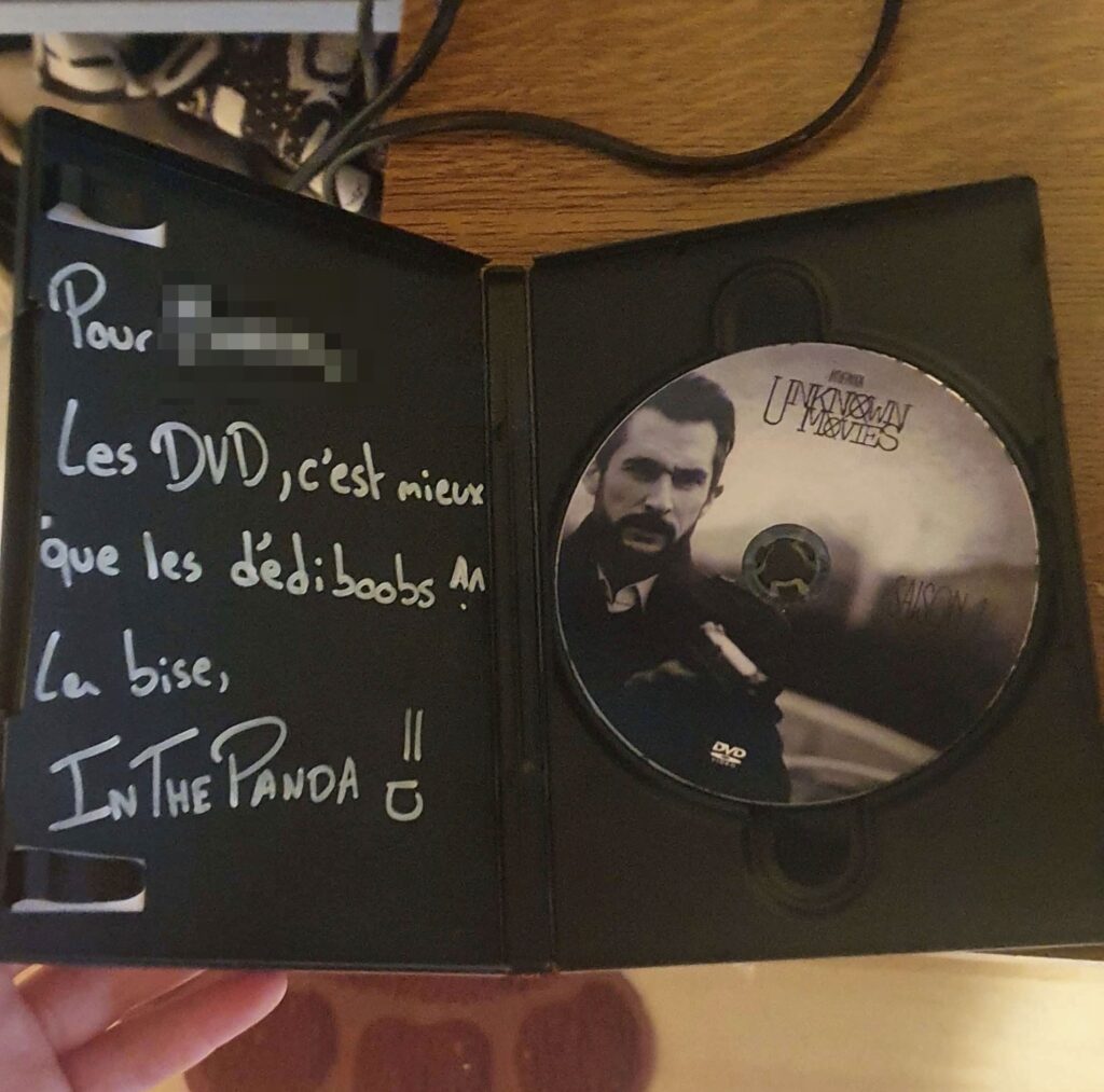 Sur un DVD que Victor a signé pour Alex, le youtubeur fait clairement référence au dédiboob // Source : Numerama