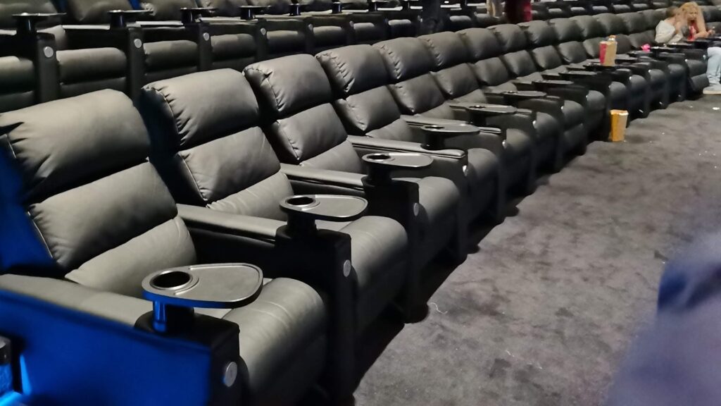 Les fauteuils de la salle Dolby Cinema du Pathé Beaugrenelle. Des boutons permettent de s'allonger. // Source : Numerama