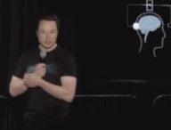Elon Musk présentant Neuralink en novembre 2022. // Source : Neuralink