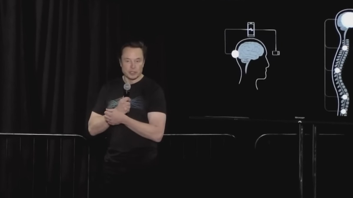 Elon Musk présentant Neuralink en novembre 2022. // Source : Neuralink