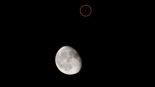 Conjonction entre la Lune et Mars en 2020. // Source : Flickr/CC/Roger Gerbig (photo recadrée et annotée)