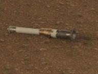 Tube en titane, contenant un échantillon de Mars, relâché par le rover Perseverance. // Source : Nasa