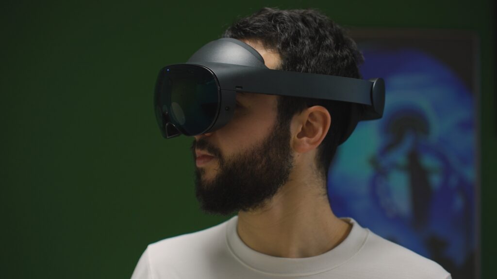 Le Meta Quest Pro n'écrase pas les cheveux, mais est lourd à l'arrière du crâne. // Source : Thomas Ancelle / Numerama Le Meta Quest Pro n'écrase pas les cheveux, mais est lourd à l'arrière du crâne. // Source : Thomas Ancelle / Numerama