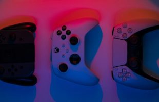 Manettes Xbox, PS5 et Switch // Source : Eugene Chystiakov / Unsplash