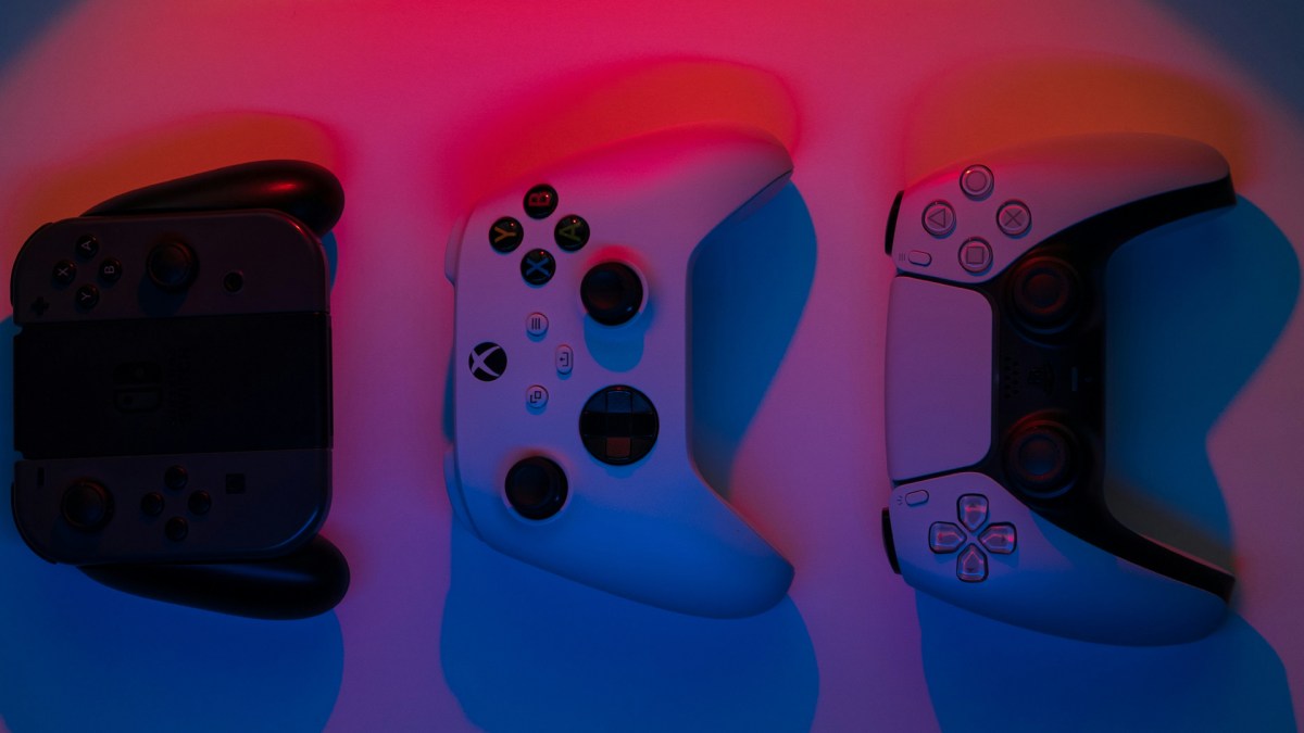 Manettes Xbox, PS5 et Switch // Source : Eugene Chystiakov / Unsplash