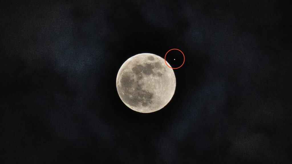 Mars émergeant de derrière la Lune. // Source : Flickr/CC/bgwashburn (photo recadrée et annotée)