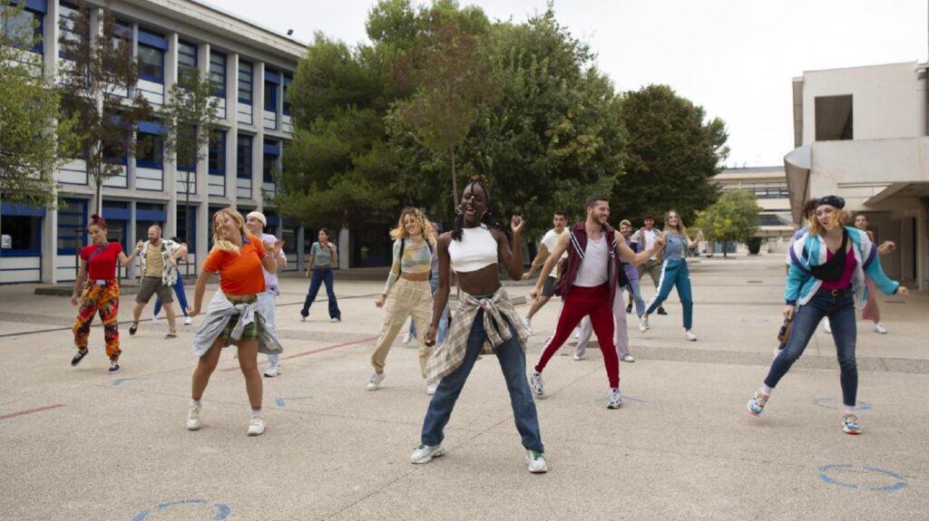 On chante et on danse en permanence dans Reusss // Source : France TV Slash