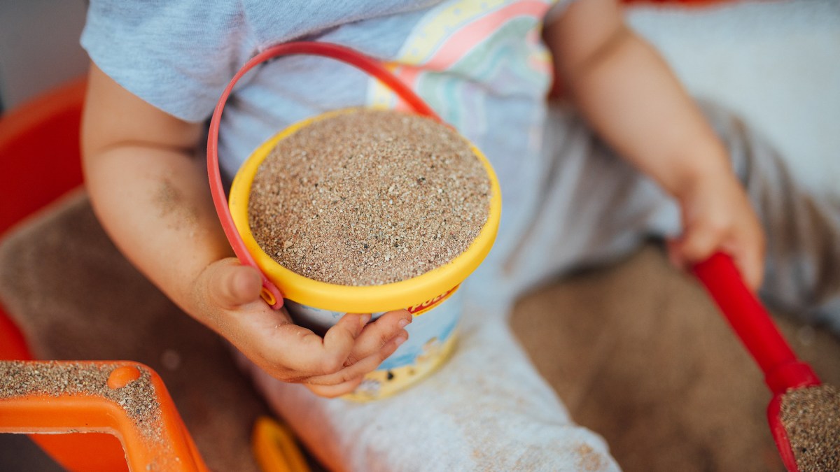 Du sable dans les mains d'un enfant // Source : Flickr/CC/Ivan Radic