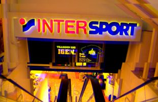 L'enseigne Intersport touchée par une cyberattaque. // Source : Wikimedia Commons / Sebastian Wikström