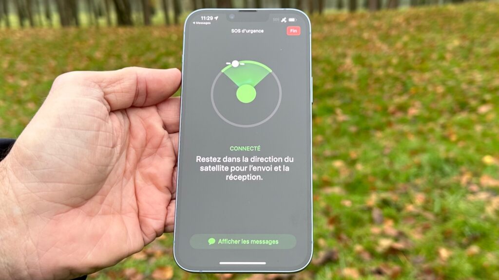 L'interface du détecteur de satellite. Il faut pointer son iPhone en direction du point, qui correspond au satellite. // Source : Numerama