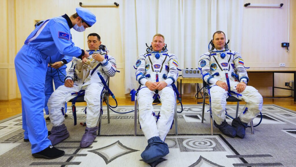 The crew of the Soyuz MS-22 mission.  // Source: NASA/Bill Ingalls (photo cropped and modified with Canva)