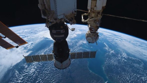 Le vaisseau Soyouz MS-22 sur l'ISS. // Source : Flickr/CC/Nasa Johnson (photo recadrée et modifiée avec Canva)