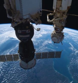Le vaisseau Soyouz MS-22 sur l'ISS. // Source : Flickr/CC/Nasa Johnson (photo recadrée et modifiée avec Canva)