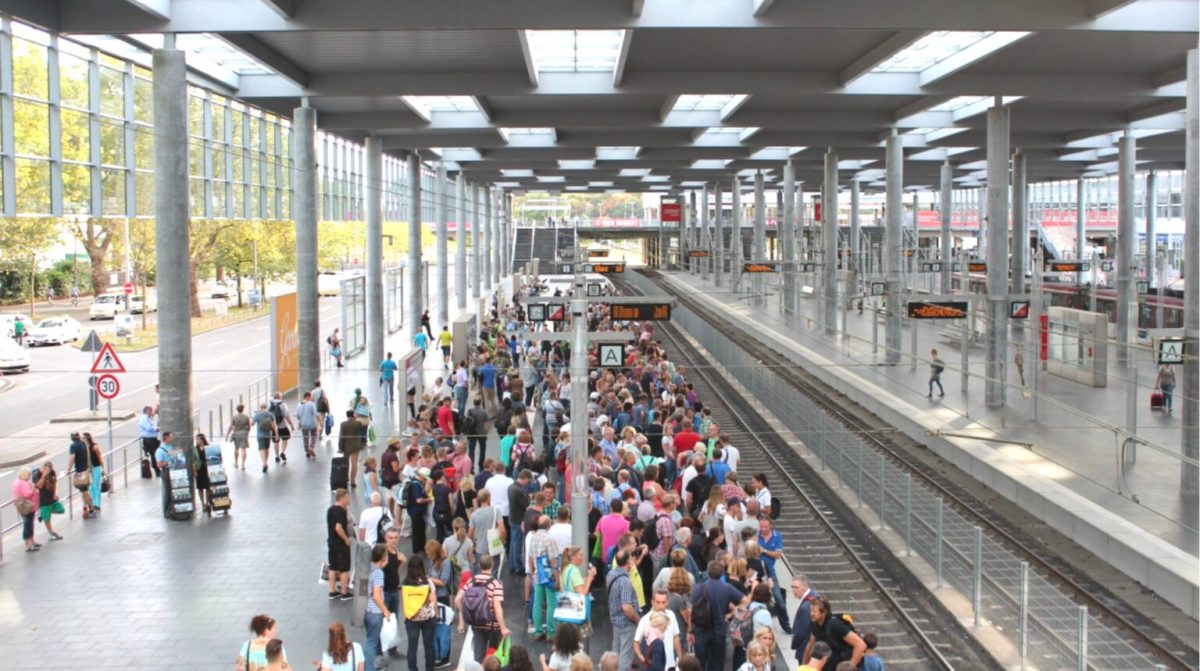 Des gens attendent dans une gare // Source : pxhere