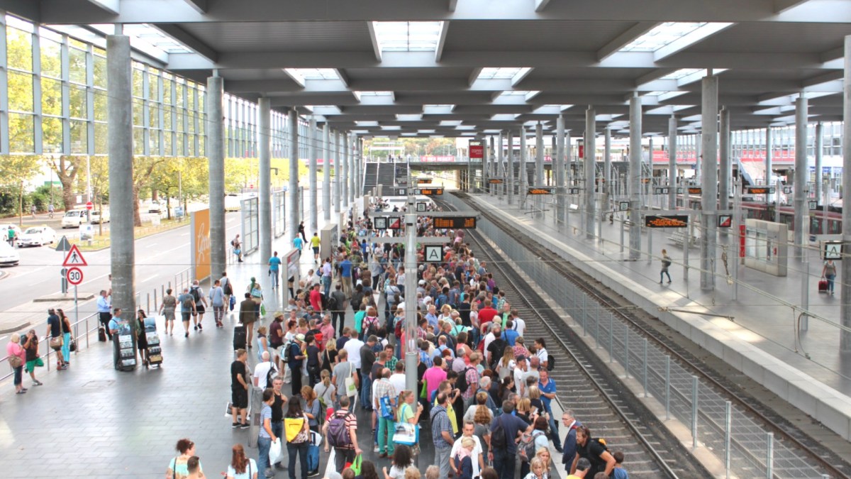 Des gens attendent dans une gare // Source : pxhere