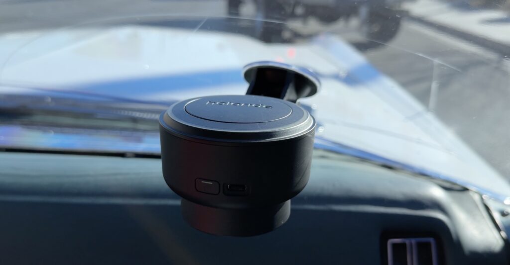The Holoride sensor attaches to the windshield.  // Source: Numerama