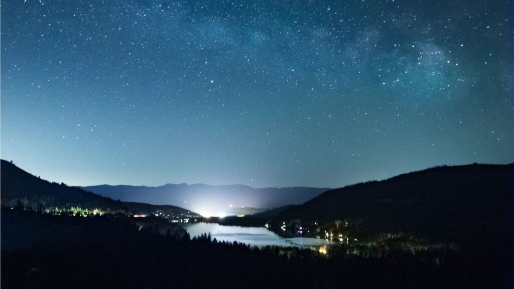 Les villes émettent une pollution lumineuse : le ciel devient plus clair. // Source : Sam Willis / Pexels