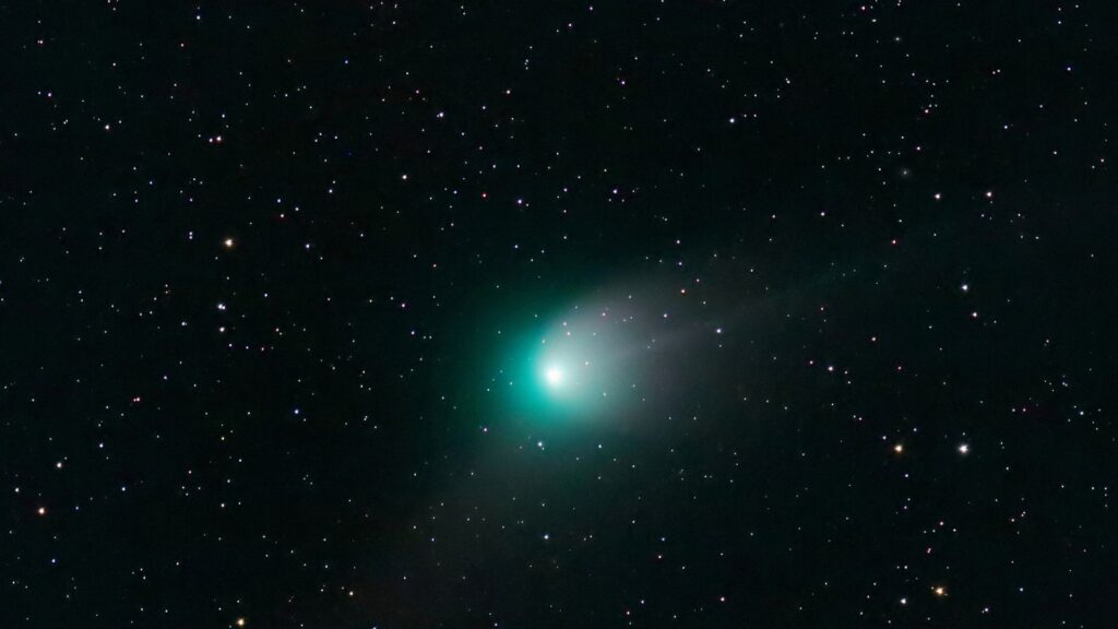 Elle porte bien son surnom de comète verte. // Source : Flickr/CC/Auvo Korpi (photo recadrée)