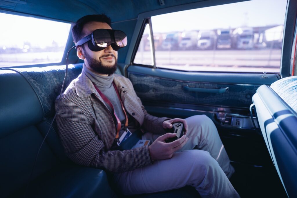 Jouer en VR à l'arrière d'une voiture, c'était une des expériences phares du CES 2023. // Source : Holoride / Numerama