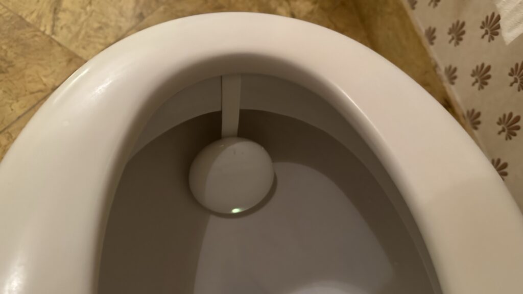 Un Withings U-Scan dans les toilettes. // Source : Numerama