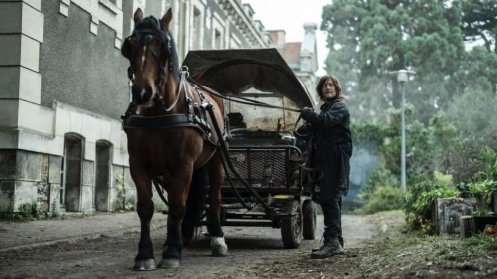 Daryl à Paris pour sa propre série dérivée de The Walking Dead. // Source : AMC