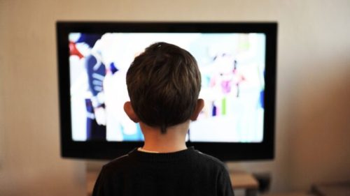 Faut-il limiter le temps d'exposition aux écrans des enfants ?  // Source : Canva