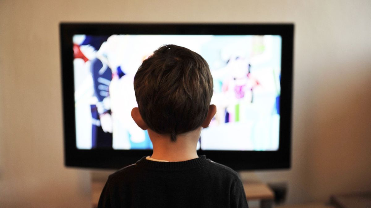 Faut-il limiter le temps d'exposition aux écrans des enfants ?  // Source : Canva