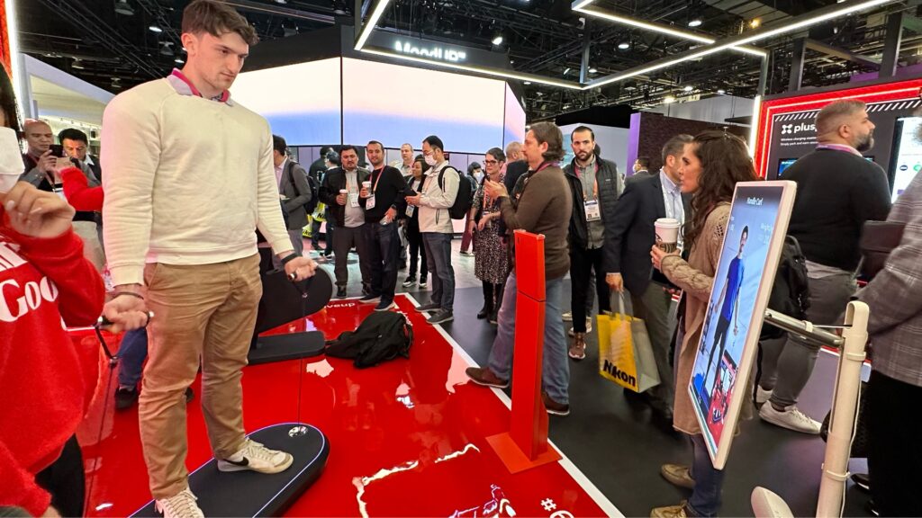 Le Hover Gym simule des poids grâce à un moteur haptique. // Source : Numerama