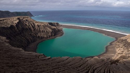 Sommet de l'île de Hunga Tonga - Hunga Ha'apai, en 2017.  // Source : Damien Grouille/ Cécile Sabau/Wikimédias