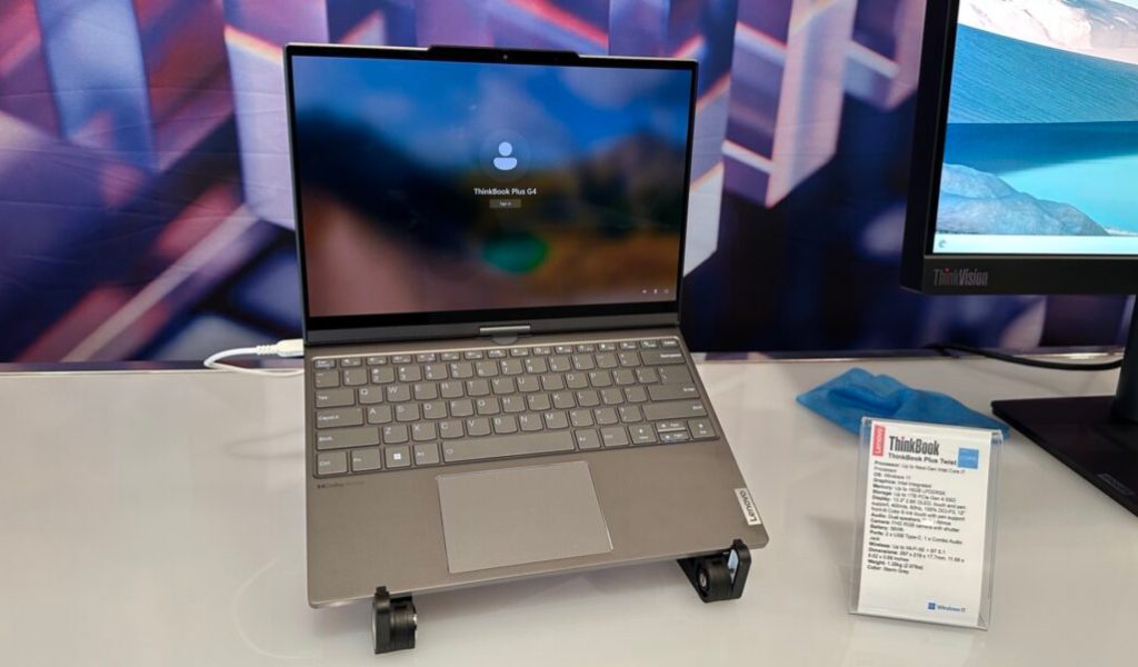 Le ThinkBook Plus ressemble à un PC normal… // Source : Numerama