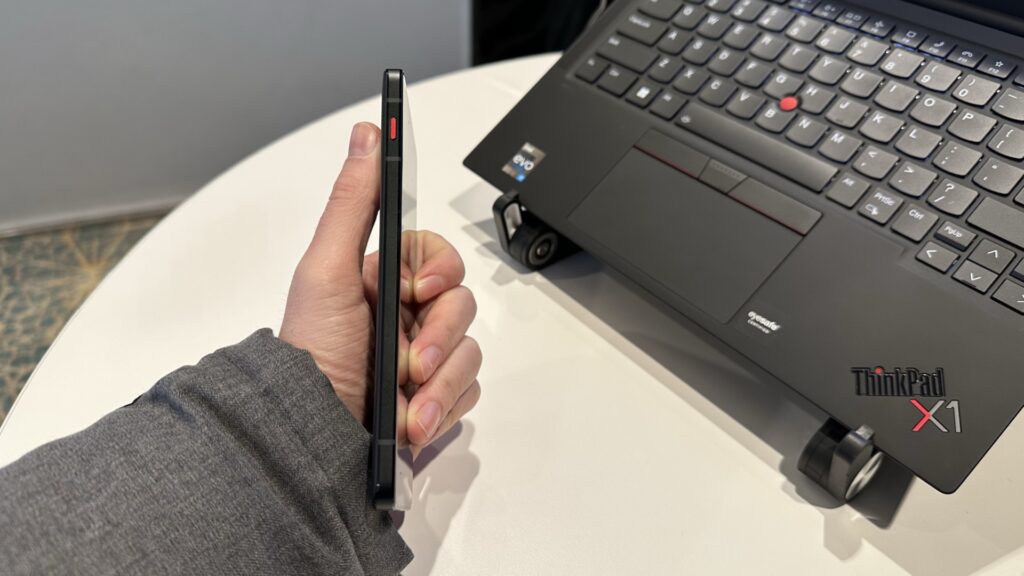 À gauche, le ThinkPhone a un bouton personnalisable. // Source : Numerama À gauche, le ThinkPhone a un bouton personnalisable. // Source : Numerama