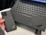 Le Motorola ThinkPhone à côté d'un Lenovo ThinkPad. // Source : Numerama