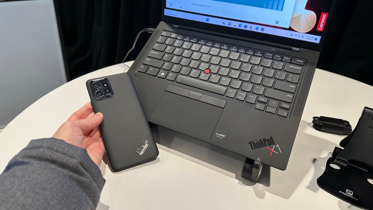 Le Motorola ThinkPhone à côté d'un Lenovo ThinkPad. // Source : Numerama