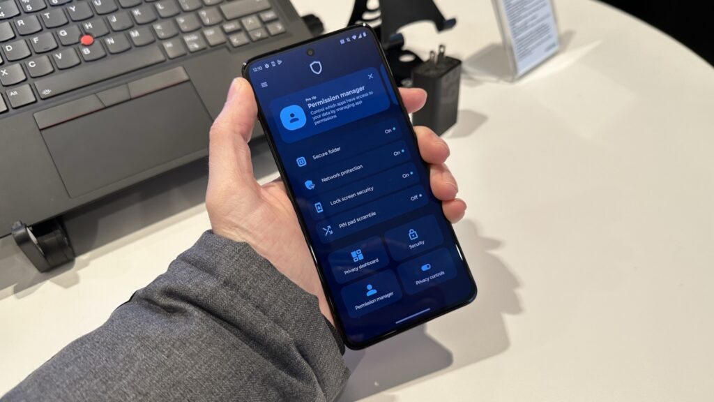 Une des applications de sécurité préinstallées sur le ThinkPhone. // Source : Numerama Une des applications de sécurité préinstallées sur le ThinkPhone. // Source : Numerama