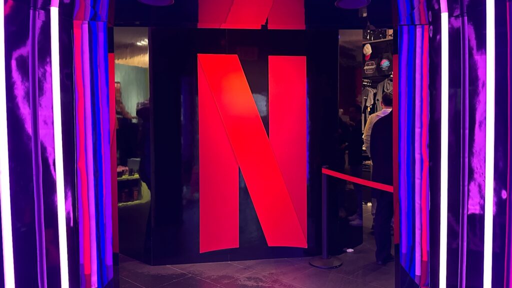 À l'entrée de la boutique, il y a un immense logo Netflix. On a l'impression de rentrer dans un film. // Source : Numerama