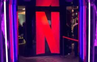 À l'entrée de la boutique, il y a un immense logo Netflix. On a l'impression de rentrer dans un film. // Source : Numerama