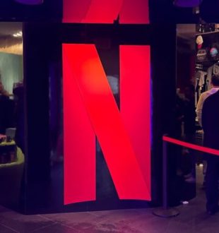 À l'entrée de la boutique, il y a un immense logo Netflix. On a l'impression de rentrer dans un film. // Source : Numerama