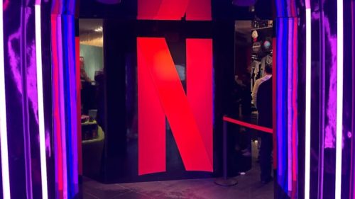 À l'entrée de la boutique, il y a un immense logo Netflix. On a l'impression de rentrer dans un film. // Source : Numerama