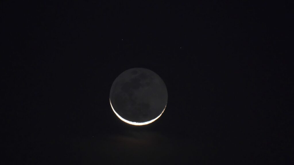 La Lune et sa belle lumière cendrée. // Source : Canva