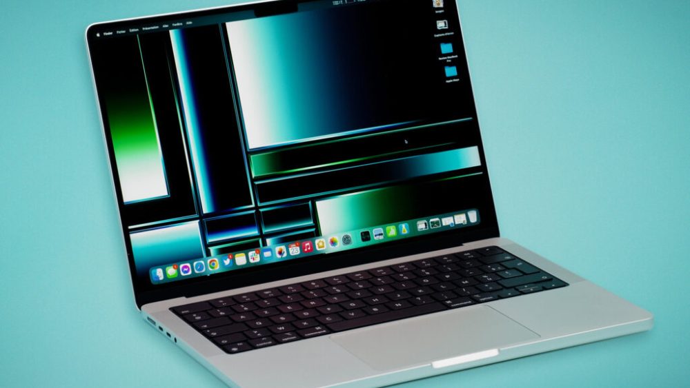 Le MacBook Pro de 2023 reprend le design de son prédécesseur, avec un clavier complètement noir. // Source : Thomas Ancelle / Numerama