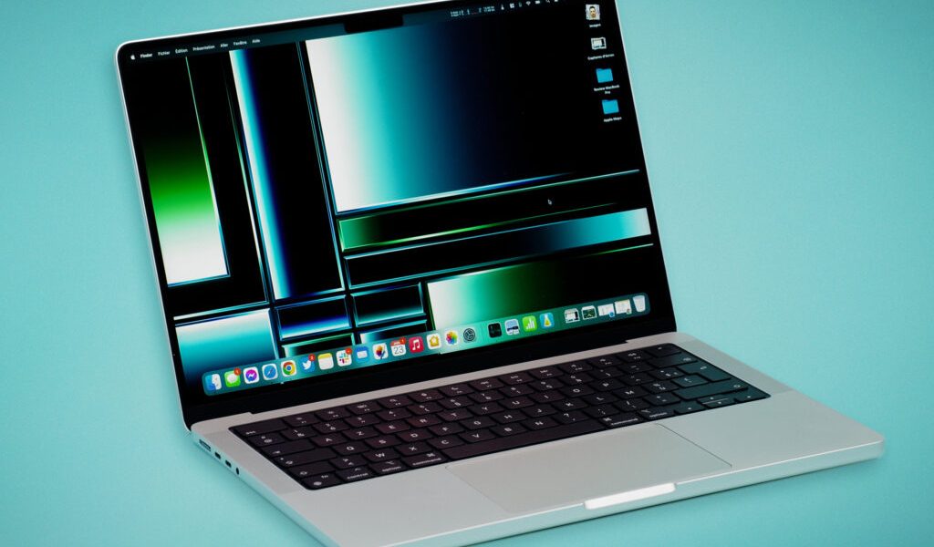 Le MacBook Pro de 2023 reprend le design de son prédécesseur, avec un clavier complètement noir. // Source : Thomas Ancelle / Numerama