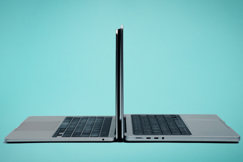 Ça ne se voit pas forcément très bien sur cette image, mais le MacBook Pro est bien plus épais que le MacBook Air. Quand on le transporte, la différence de poids se sent. // Source : Thomas Ancelle / Numerama