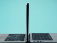 Ça ne se voit pas forcément très bien sur cette image, mais le MacBook Pro est bien plus épais que le MacBook Air. Quand on le transporte, la différence de poids se sent. // Source : Thomas Ancelle / Numerama