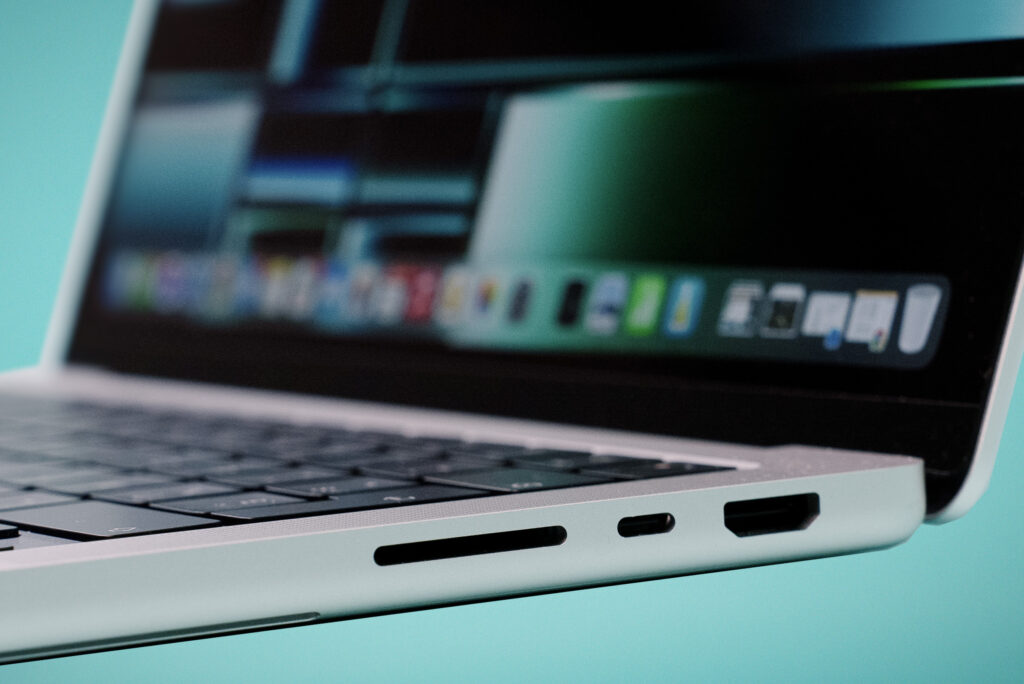 Le MacBook Pro de 2023 est le premier avec un port HDMI 2.1. // Source : Thomas Ancelle / Numerama