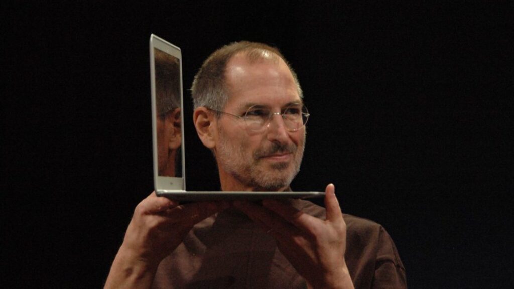 Steve Jobs le 15 janvier 2008, avec le premier MacBook Air. // Source : CC / Flickr